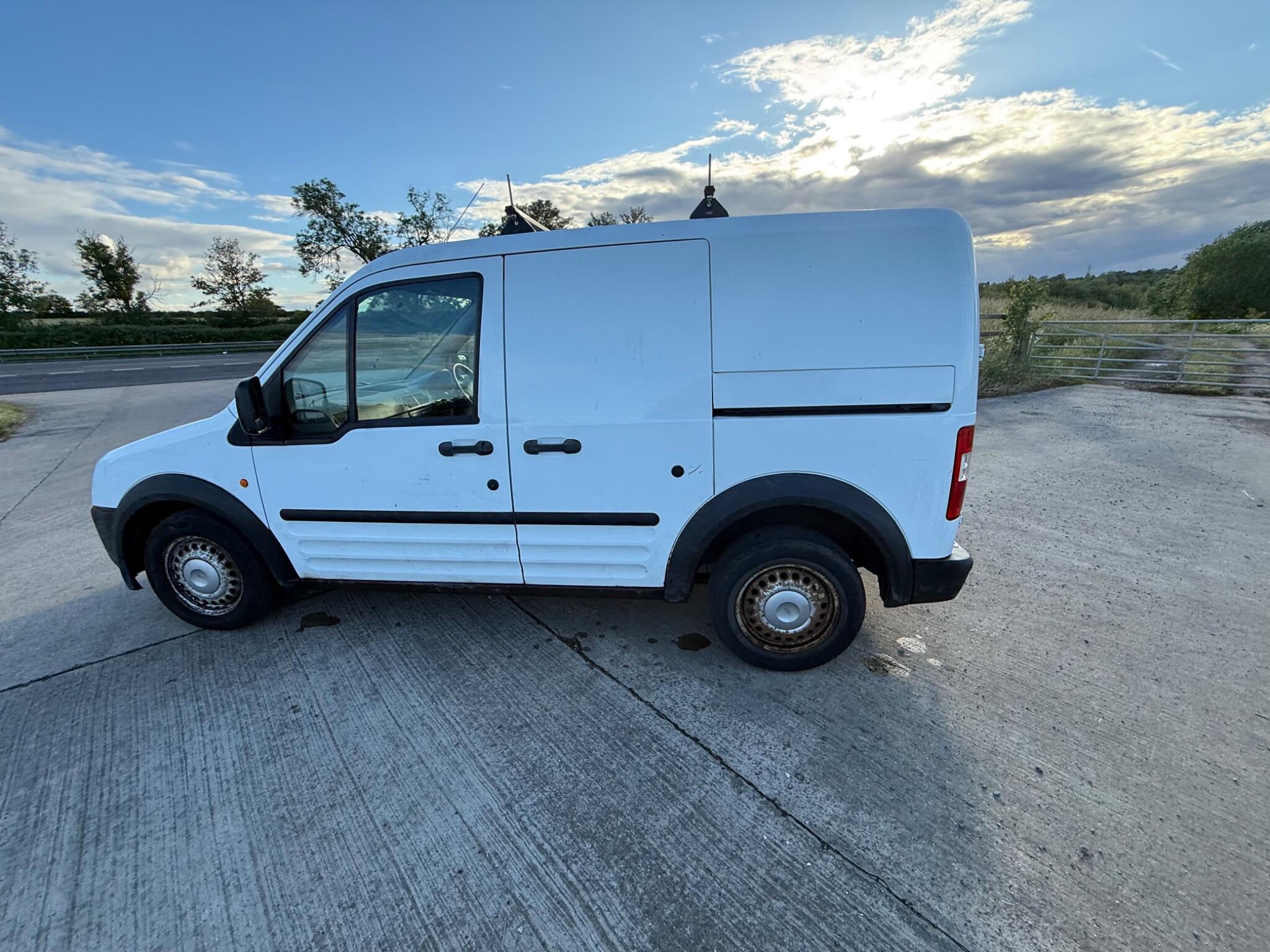 Ford Transit Connect 1.8 TDCi T200 LX L1 H1 4dr — photo 61 of 86